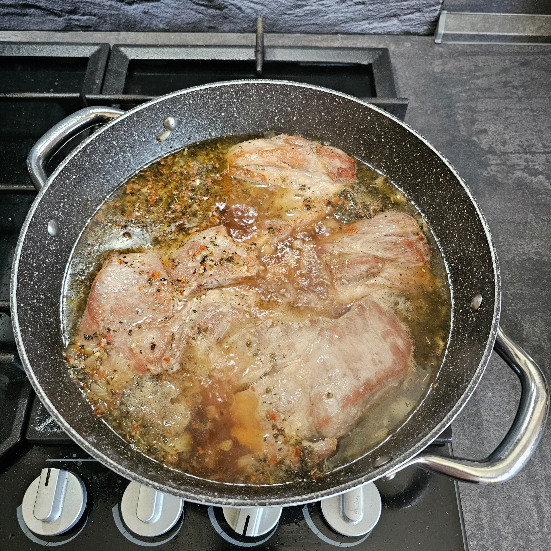 Zalejte slabším hovězím bujonem a poduste do měkka.