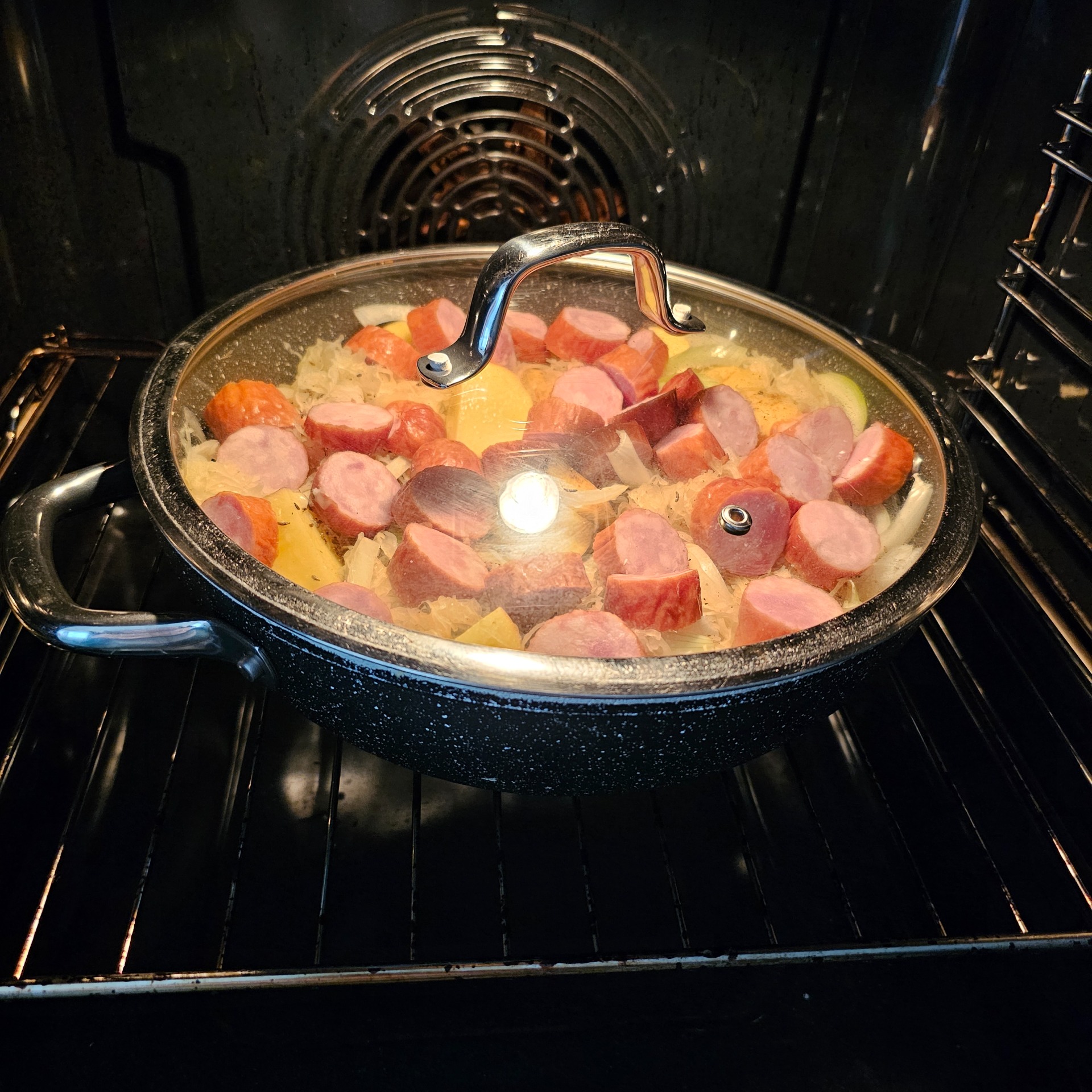 Priklopíme a v troubě pečeme cca 55 min na 190°C.
